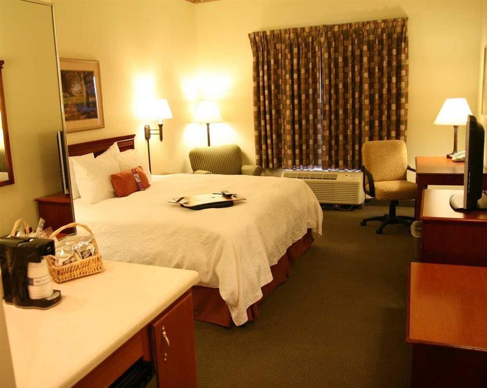 Hampton Inn Моултрі Номер фото